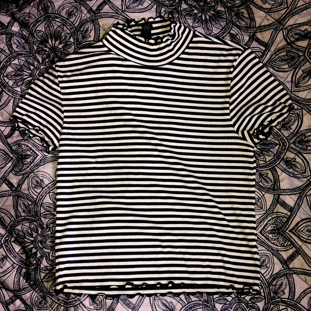 BLACK AND WHITE STRIPED TURTLE NECK CROPPED